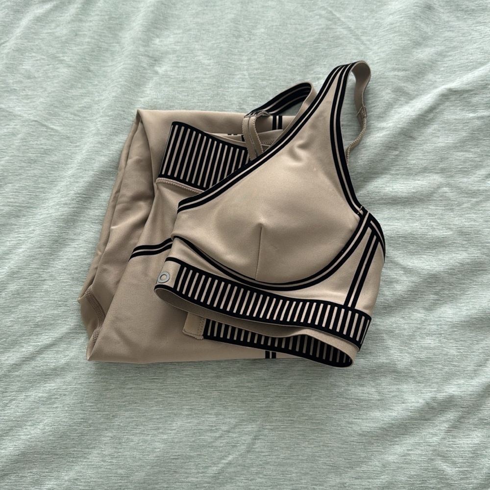 Alo Yoga Tab Workout Set. Never Worn - Picture 10 of 10